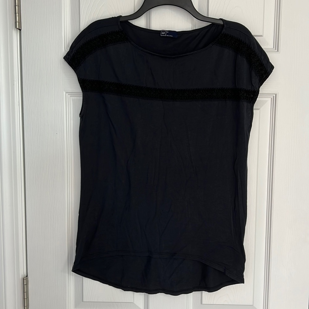 Gap-Womens XS, short sleeve knit top, black with embroidery detail